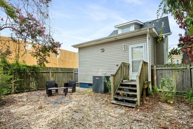 Building Photo - 831 W 35th St
