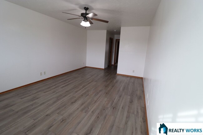 Building Photo - Large 3 bedroom, 2.5 Bath townhome availab...