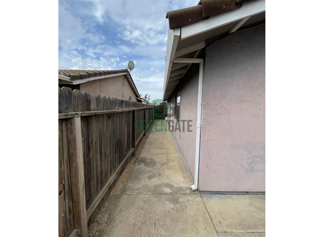 Building Photo - NOW AVAILABLE! Make this spacious 4 bedroo...