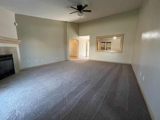 Building Photo - Charming home for rent in Visalia