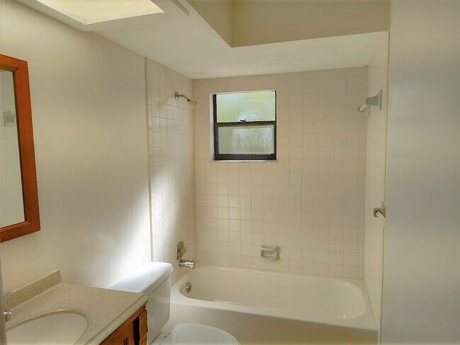 Building Photo - 2 Bedroom, 2 Bath , 2 Car Garage in Dunnel...