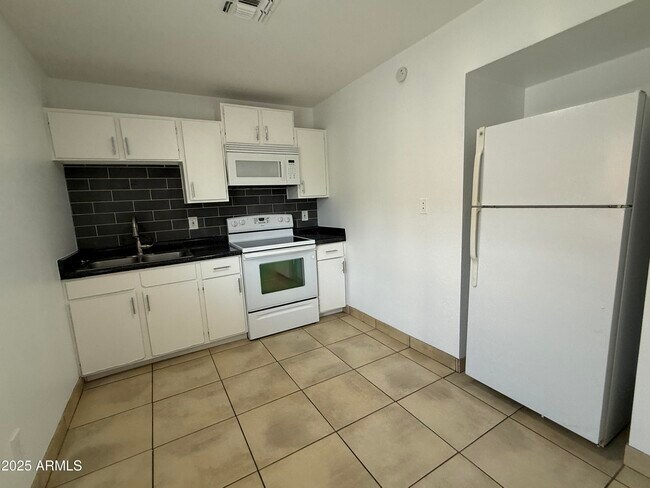 Building Photo - 1551 E Christy Dr
