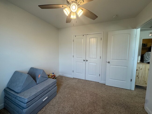 Building Photo - Beautiful home! Minutes to Surf City!