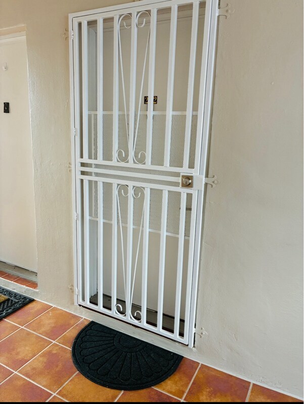 Building Photo - 8883 Fontainebleau Blvd