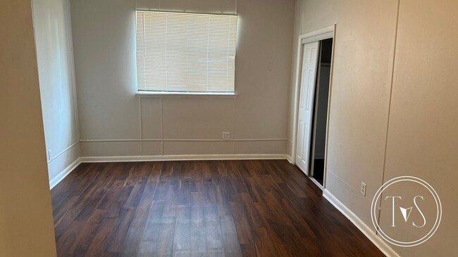 Building Photo - 1011 W 53rd St