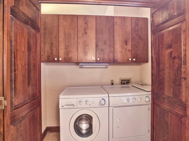 Building Photo - 3 BR/2.5 BA Townhome in Myers Park!