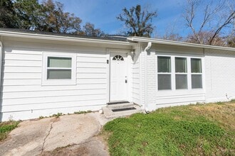 Building Photo - 406 Essex Dr