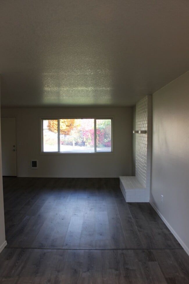 Building Photo - 4 Bed 2 Bath Hillsboro Ranch