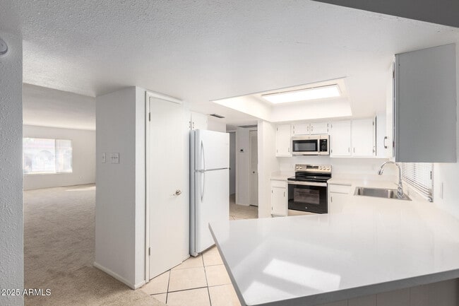 Building Photo - 2128 E Villa Ct