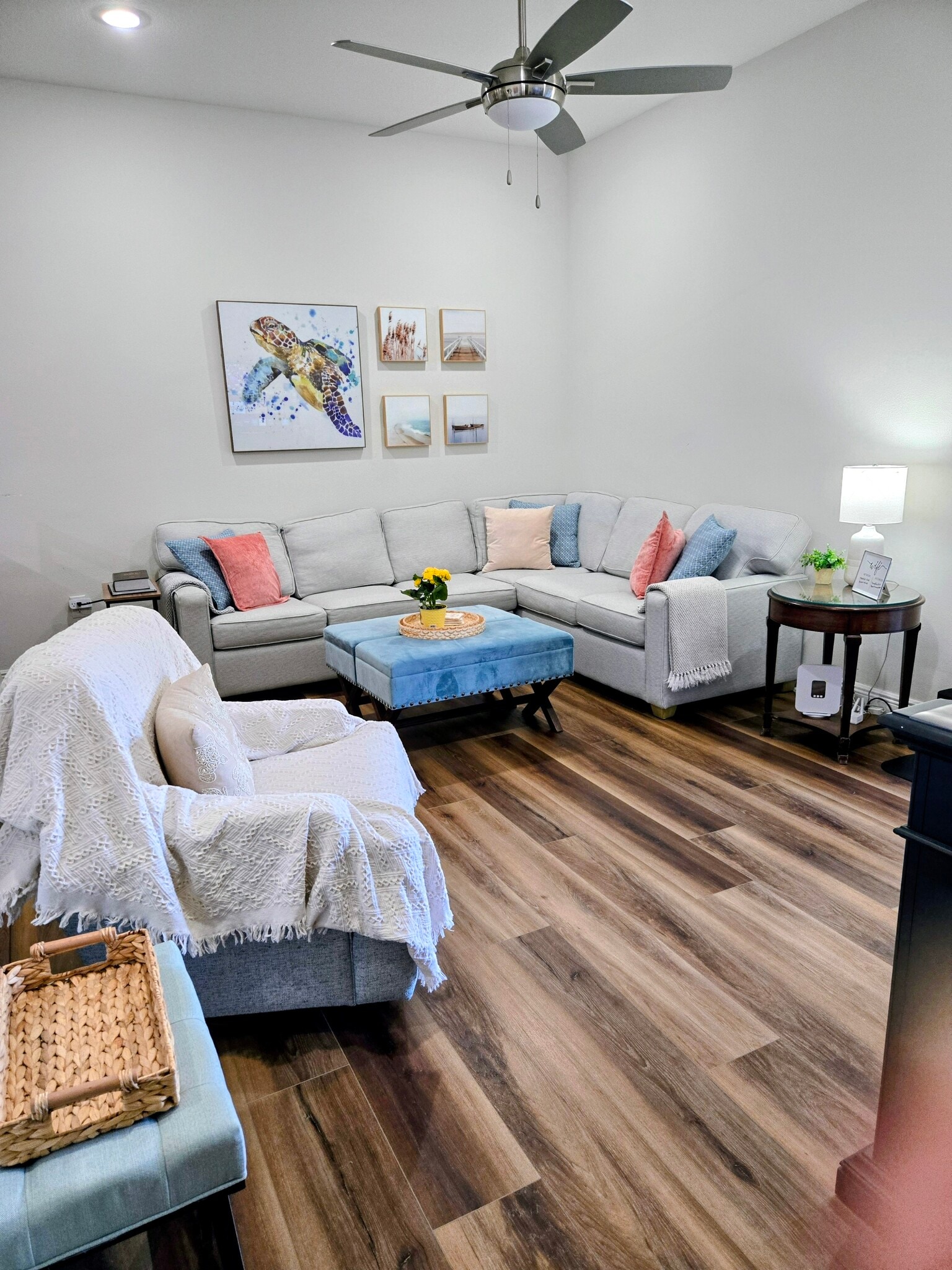 Family Room, Seating Area - 6661 Water St