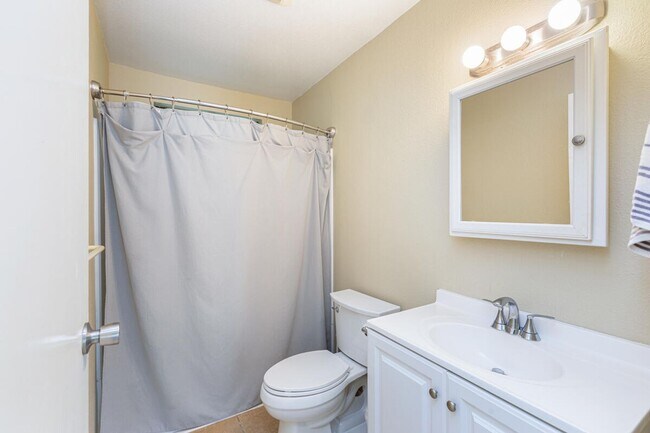 Building Photo - 2 bedroom, 1 bath duplex with small back yard, carport space