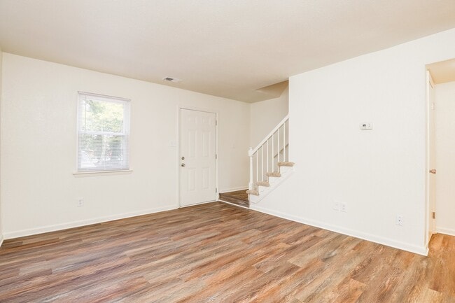 Building Photo - 2401 Shamrock Gardens Dr