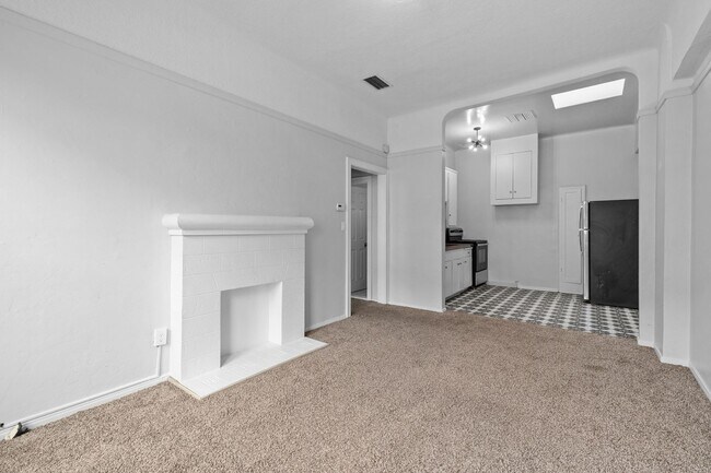 Building Photo - Lovely Hillcrest One bedroom apartment