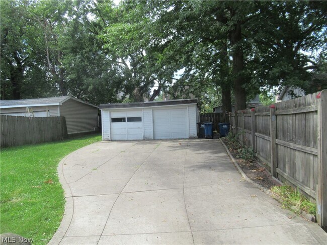 Building Photo - 1520 Ridgewood Ave