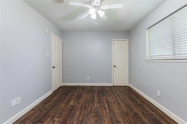 Building Photo - 4514 Oak Shadows Dr