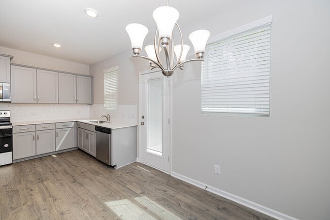 Building Photo - BEAUTIFUL 3BD/2.5BTH Townhome - MALLARD CREEK - AVAILABLE MAY/JUNE 2026