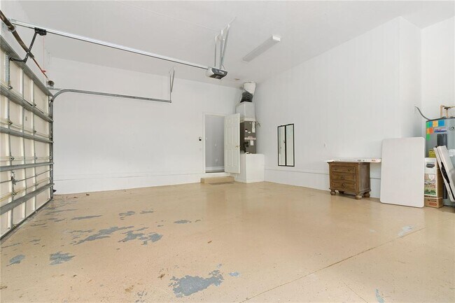 Building Photo - 216 Eastpark Dr