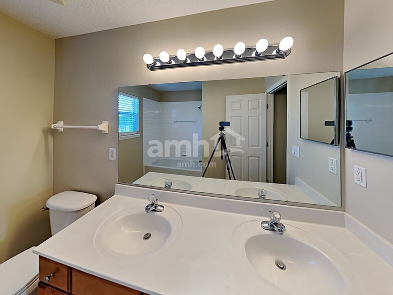 Building Photo - 651 Porto Cristo Ave