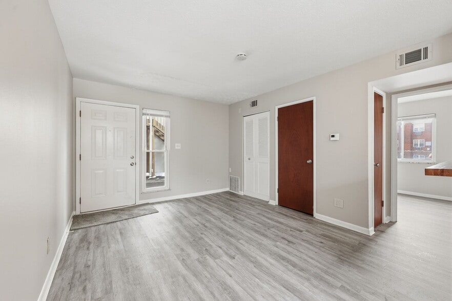 Building Photo - 695 Riverview