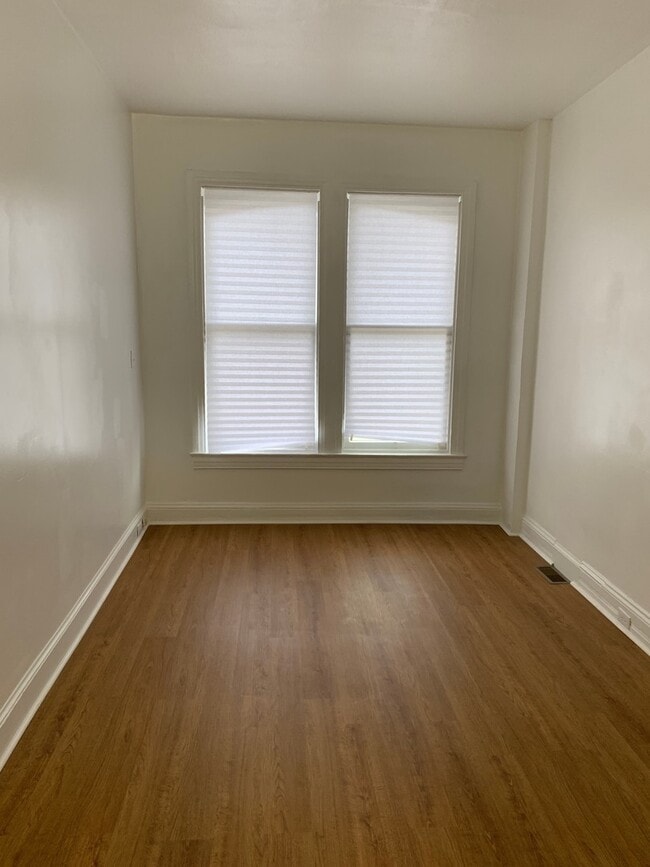 Building Photo - 1st Floor 1 Bedroom Apartment with Yard/Pa...