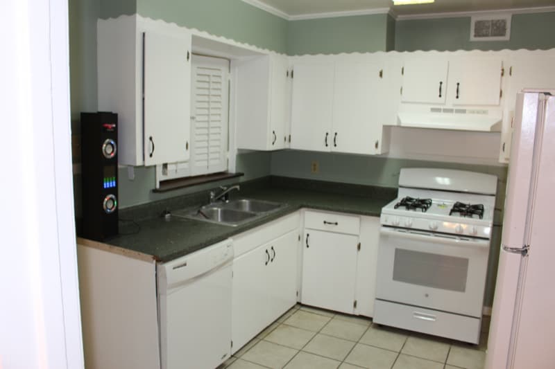 Building Photo - 204 Meadow Ln