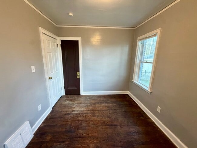 Building Photo - SECTION 8 ONLY For Lease 3 bed 1 bath