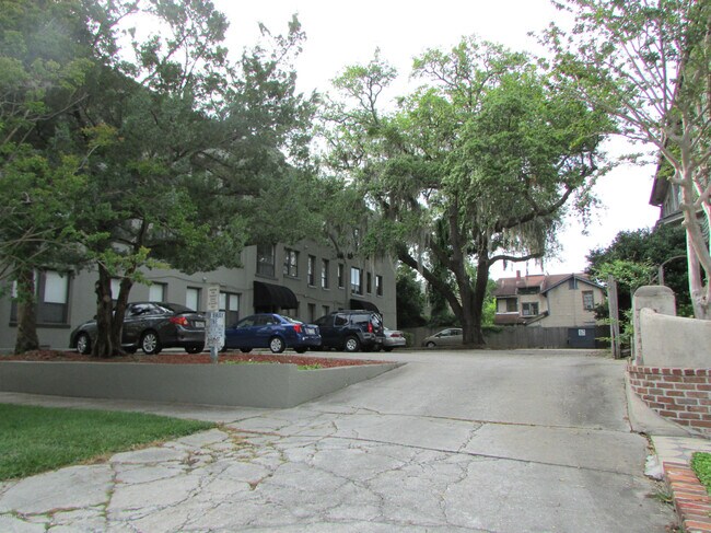 Building Photo - 2545 Oak St