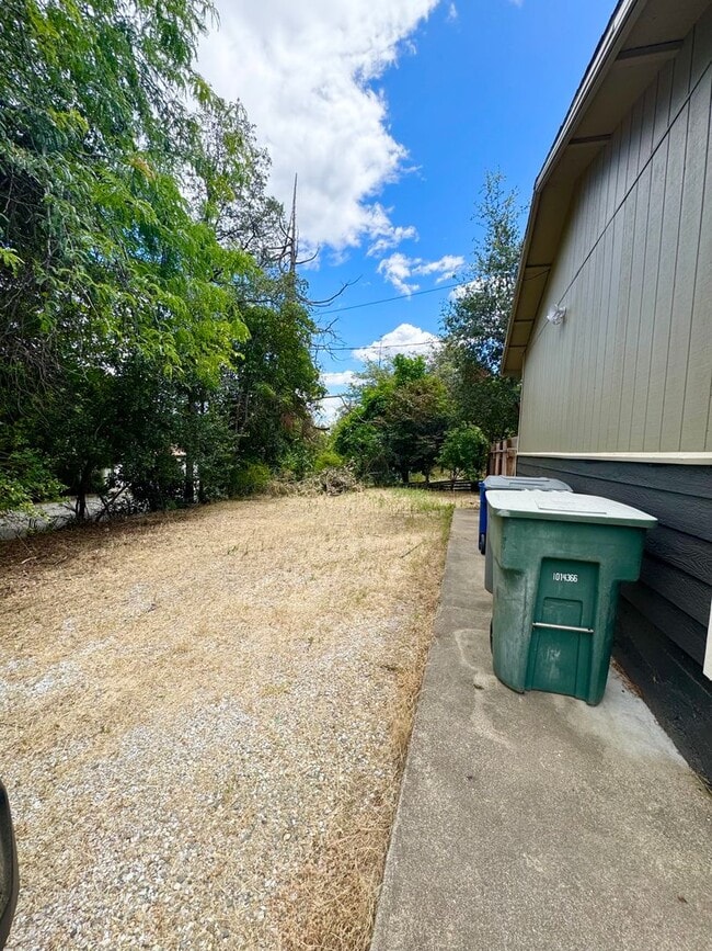 Building Photo - Private Renovated Home in Westside Redding