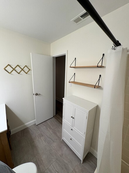 Building Photo - 347 Surrey Ct