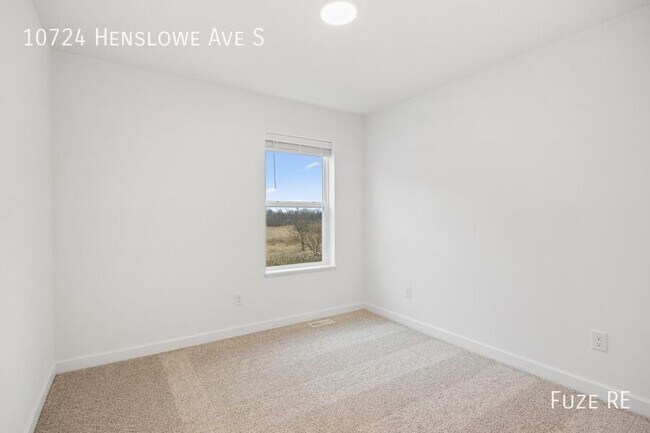 Building Photo - 10724 Henslowe Ave S