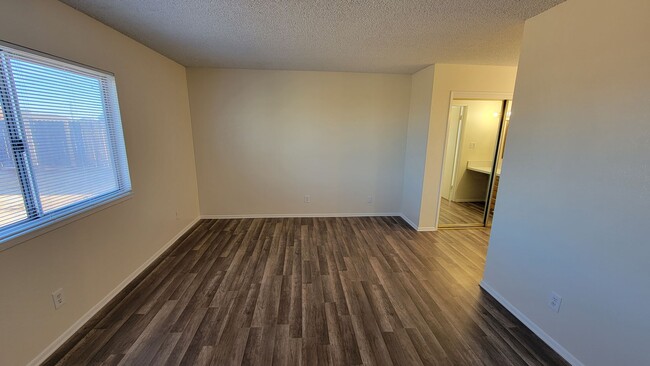 Building Photo - Nice 3 bedroom / 2 bathroom House with lots of natural lighting