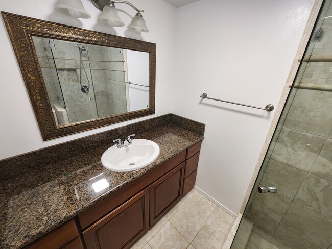 Building Photo - 702 N Paulina Ave