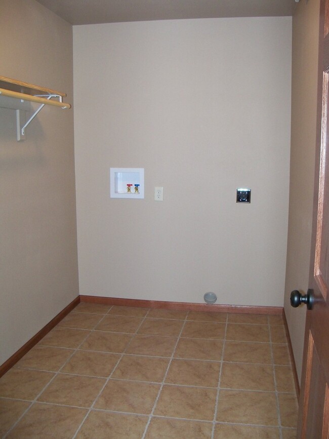 Building Photo - 2 BED | 2 BATH | DOUBLE GARAGE | TOWNHOME ...