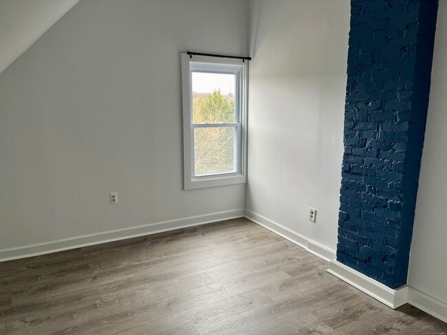 Building Photo - 113 Kneen St