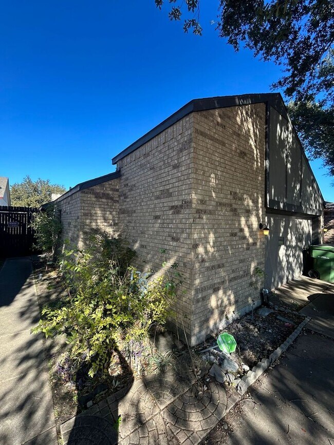 Building Photo - 972 333 1659