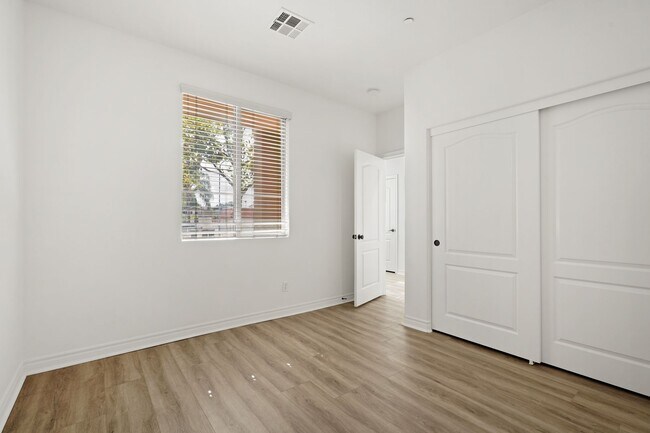 Building Photo - Spacious 4 Bedroom TownHome in Garden Grove!