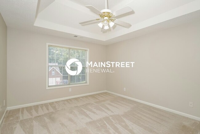 Building Photo - 1352 Vine Cir