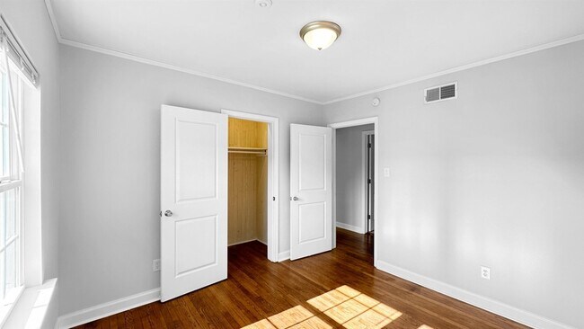 Building Photo - 1049 N Idlewild St