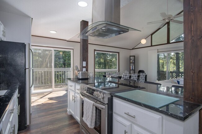 Building Photo - 28 Bass Lake Dr