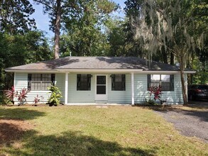 Building Photo - **Newly remodeled kitchen **  2 bedroom, 2bath Isle of Hope home with fenced in backyard and scre...