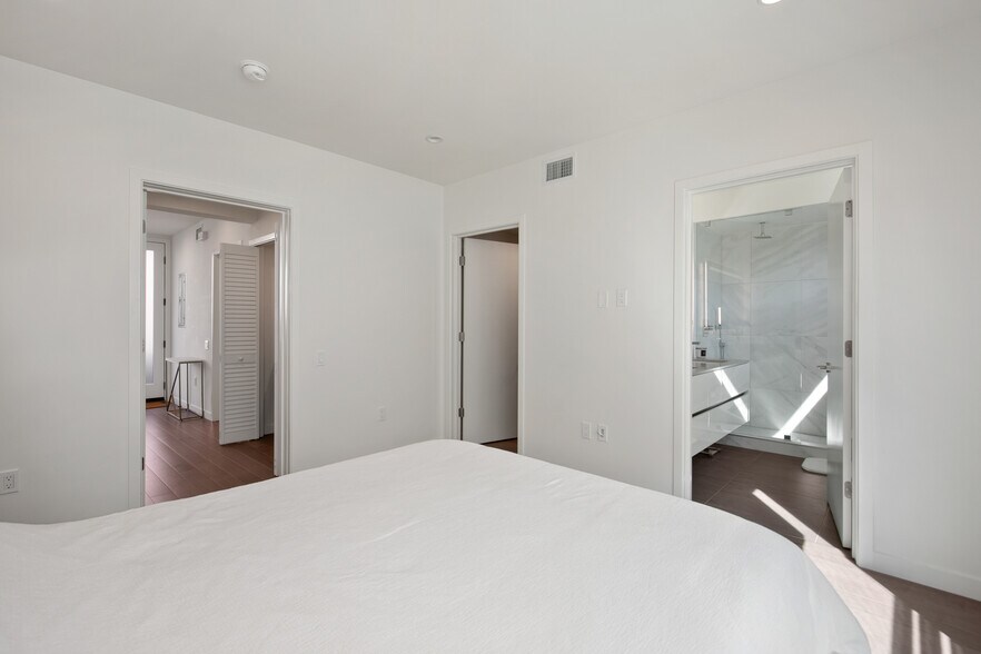 Building Photo - 823 N Fuller Ave