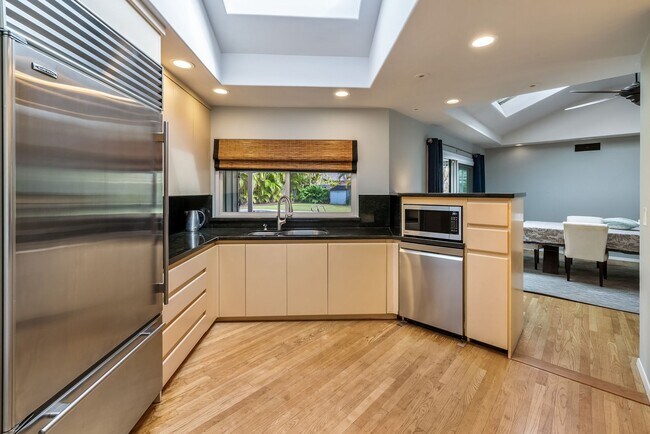 Building Photo - Private Beach Access, Pool, AC, Kailuana Loop
