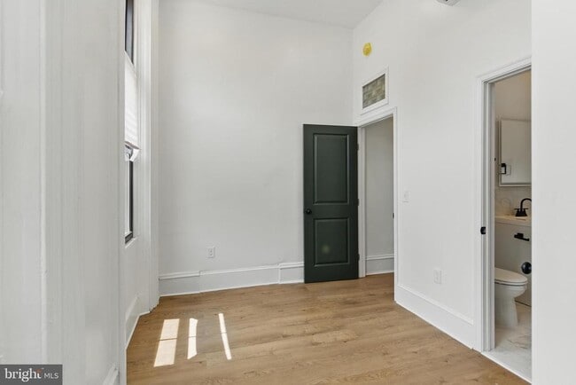 Building Photo - 1637 W Girard Ave