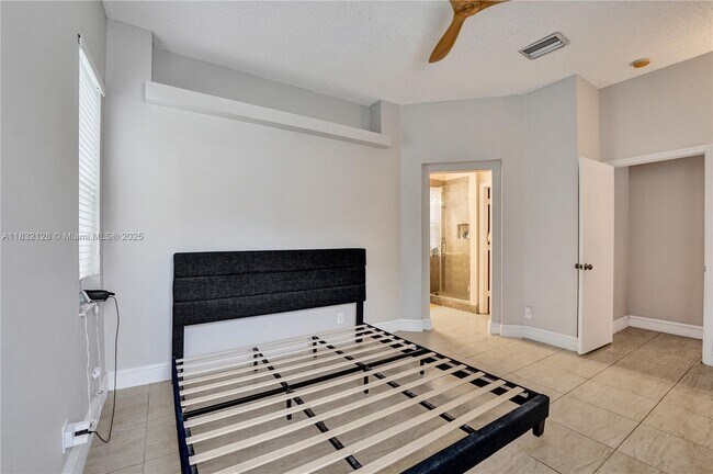 Building Photo - 930 Bluewood Terrace