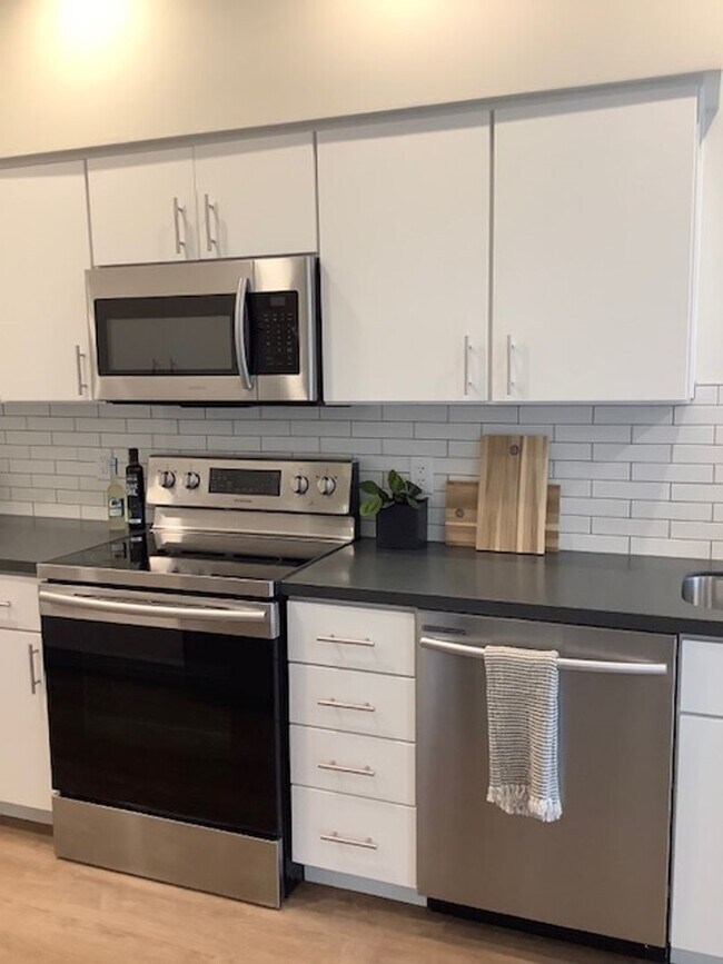 Building Photo - Contemporary 2 bed, 2.5 bath Luxury Townhouse | Available Mid-December