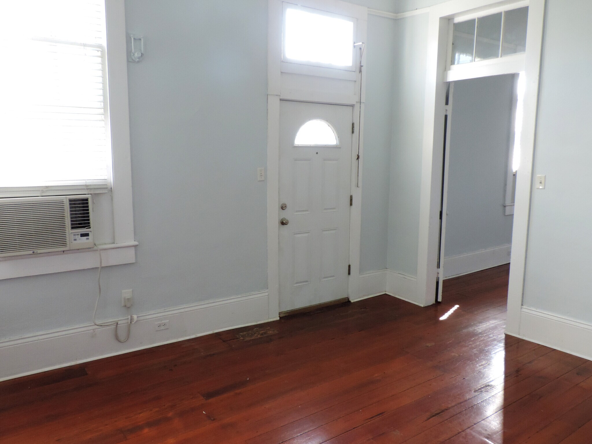 Living Room / Entrance - 3501 Annunciation St