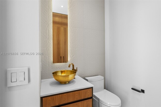 Building Photo - 5875 Collins Ave