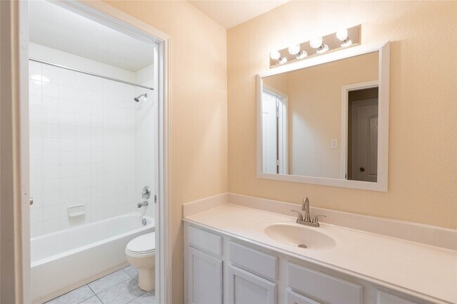 Building Photo - 2105 Sumac Dr
