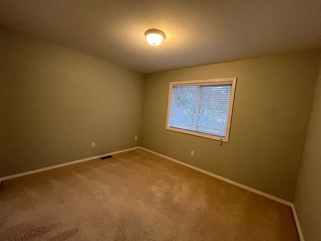 Building Photo - Edmonds 3bed 2.5 House with large yard clo...