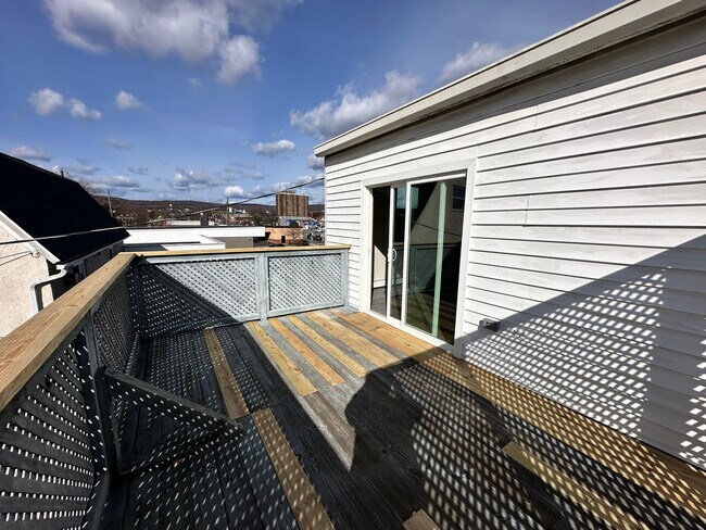 Building Photo - Newly Renovated 3 bedroom/1 bath Apartment!